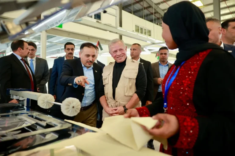 الملك يتفقد ثلاثة منشآت صناعية منتجة في مدينة الموقر الصناعية – صور